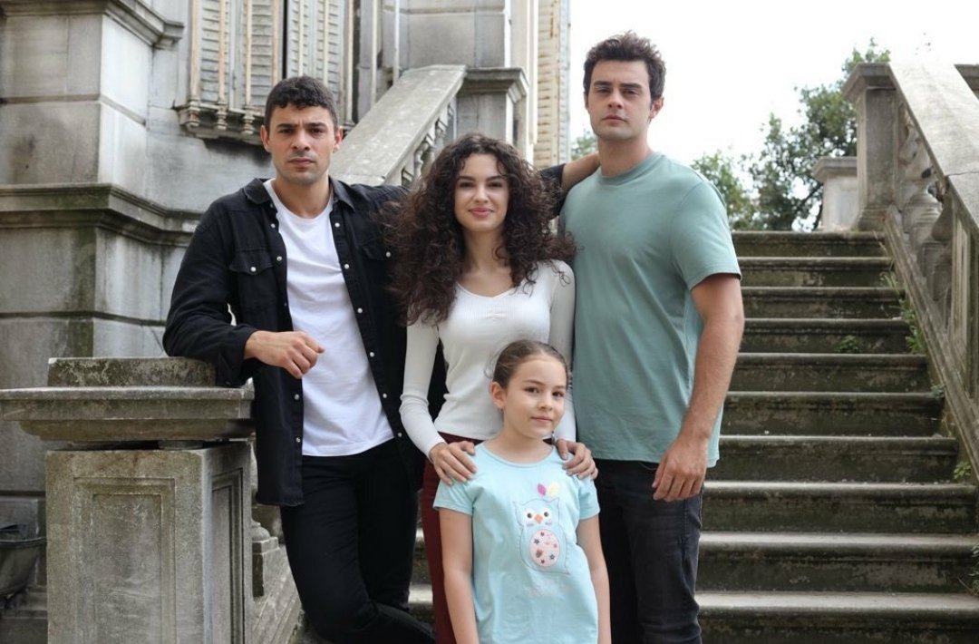 AOfficiail's tweet photo. Ağağağ Kadir çıkmış hapisten😍💙💙#kardeşlerim #erenailesi #kadireren #Asiyeeren #fyp #keşfet https://t.co/qhlxixiyJW