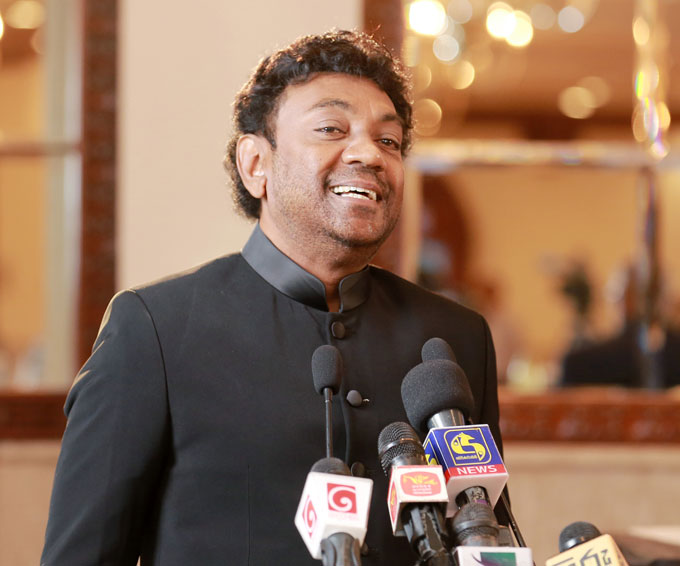 Cinema_srilanka's tweet photo. ප්රවීණ රංගන ශිල්පී ජැක්සන් ඇන්තනි විසින් අධ්යක්ෂණය කරන සම්බුලා සහ Devi Sambula චිත්රපට ද්විත්වයේ මුහුරත් උළෙළ පැවැත්වුණේ මෙලෙසින්...
Read More:
https://t.co/nAsWUWnbH2
#Cinemalk #CinemaSrilanka #JacksonAnthony #Sambula #SinhalaMovie https://t.co/CZQddDecEg