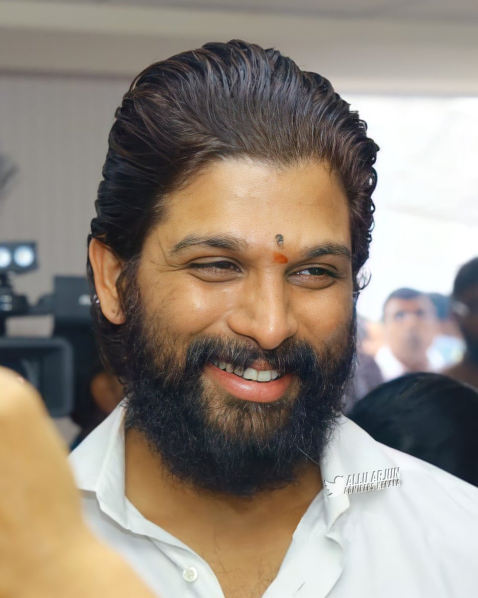 AAAdmirersKL's tweet photo. More stills of Icon StAAr @alluarjun during the new office opening of AHA

#Pushpa
#PushpaTheRise https://t.co/q8oJefYu6p