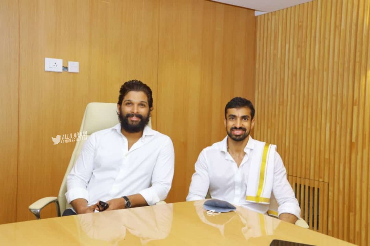AAAdmirersKL's tweet photo. More stills of Icon StAAr @alluarjun during the new office opening of AHA

#Pushpa
#PushpaTheRise https://t.co/q8oJefYu6p