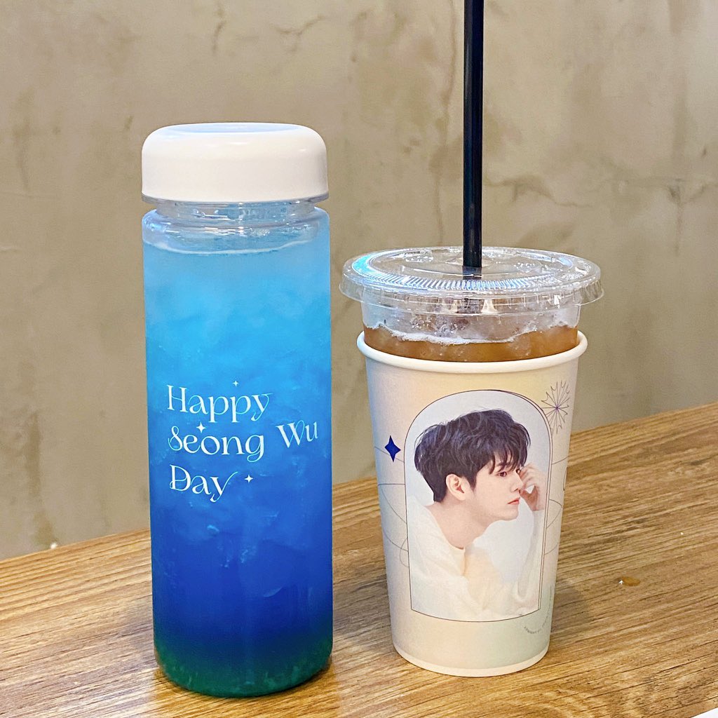 ✔️ 보틀은 하루에 20개씩 두 군데 모두 방문 시 "고마워 늘"에서 선착순으로 증정합니다 (두 군데 영수증 필참) 너와 늘부터 방문해 주시면 더 편합니다 :) 

✔️ 오늘치 포토 마카롱은 품절되었으며, 일반 마카롱은 구매하실 수 있습니다. 일반 마카롱을 구매하셔도 특전은 동일하게 증정됩니다!