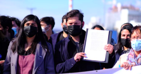 CNNChile's tweet photo. Gabriel Boric firmó acuerdo para cerrar termoeléctricas como medida de descarbonización
https://t.co/tuGbcSPHVT https://t.co/Qm8JwYLAGN