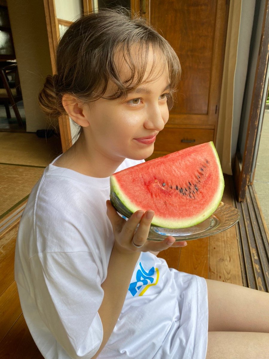noel_fz1229's tweet photo. スイカ食べたい
スイカって水分が多いからデトックス効果があるとか無いとか、、、夜に食べると良いらしいけど食べ過ぎるとトイレ行きたくなっちゃうから注意だね
要するに私がーはスイカを愛しているっていう事です
#スイカ #オフショット #被写体 https://t.co/qChUwF0yLa