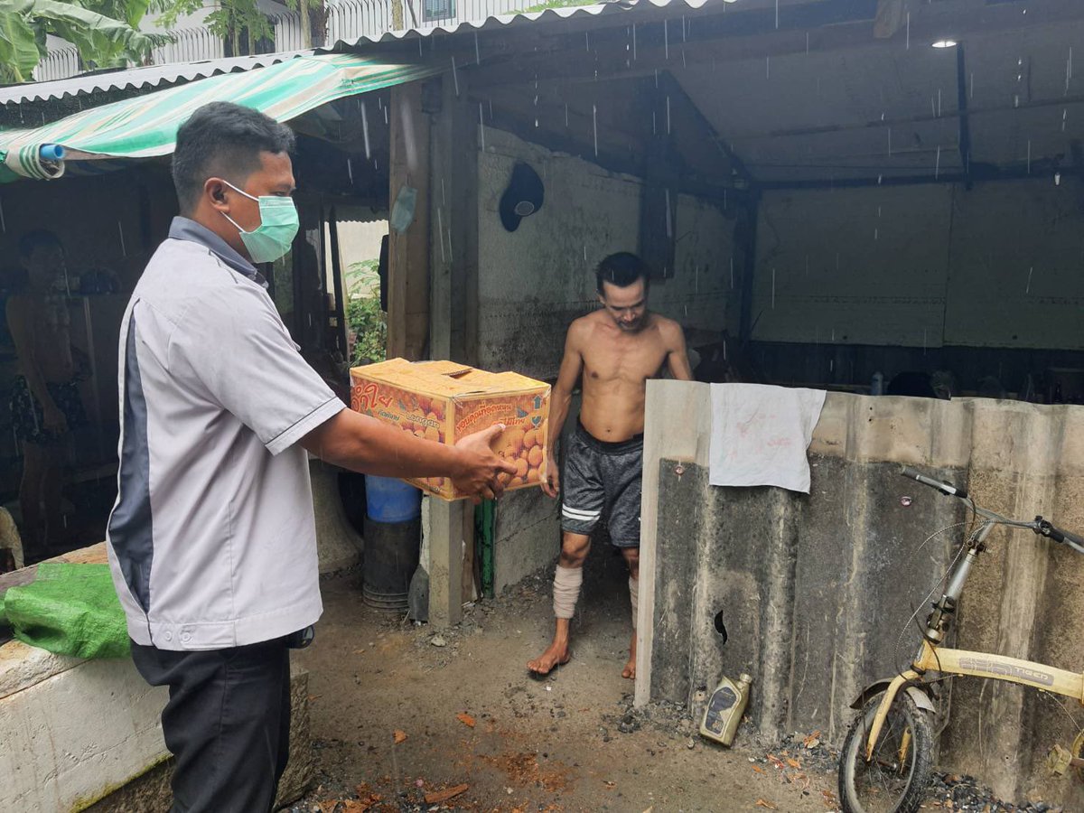 Thavisin's tweet image. ทีมเอาลำไยที่เราซื้อมา 12 ตันแบ่งไปให้ชุมชนรอบโครงการแสนสิริโซนรามคำแหง วัชรพล ราชพฤกษ์และปทุมธานี เขาเดือดร้อนกันจริงๆ บางบ้านไม่มีเงินซื้ออาหาร คนลำบากในสังคมมีมาก ใครพอมีกำลังช่วยได้ช่วยกันครับ