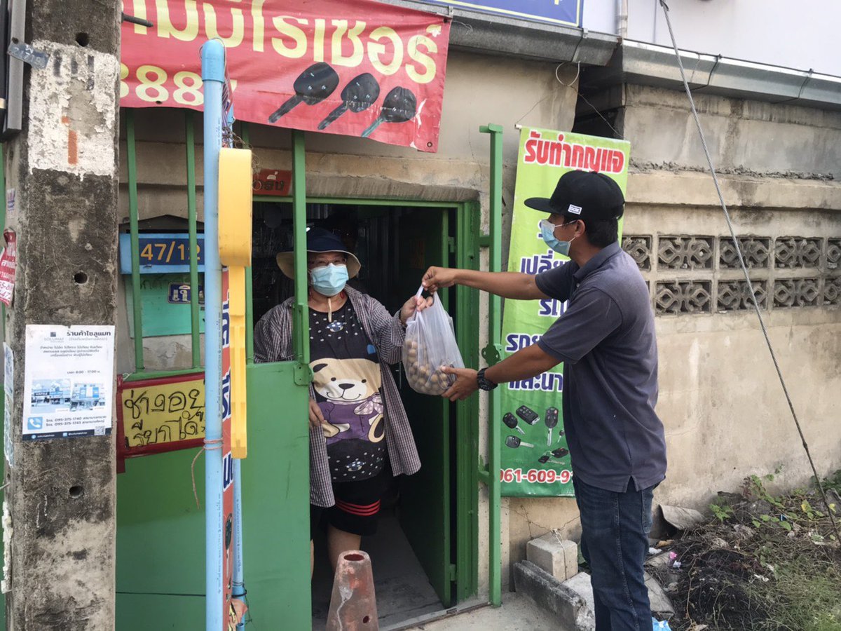 Thavisin's tweet image. ทีมเอาลำไยที่เราซื้อมา 12 ตันแบ่งไปให้ชุมชนรอบโครงการแสนสิริโซนรามคำแหง วัชรพล ราชพฤกษ์และปทุมธานี เขาเดือดร้อนกันจริงๆ บางบ้านไม่มีเงินซื้ออาหาร คนลำบากในสังคมมีมาก ใครพอมีกำลังช่วยได้ช่วยกันครับ