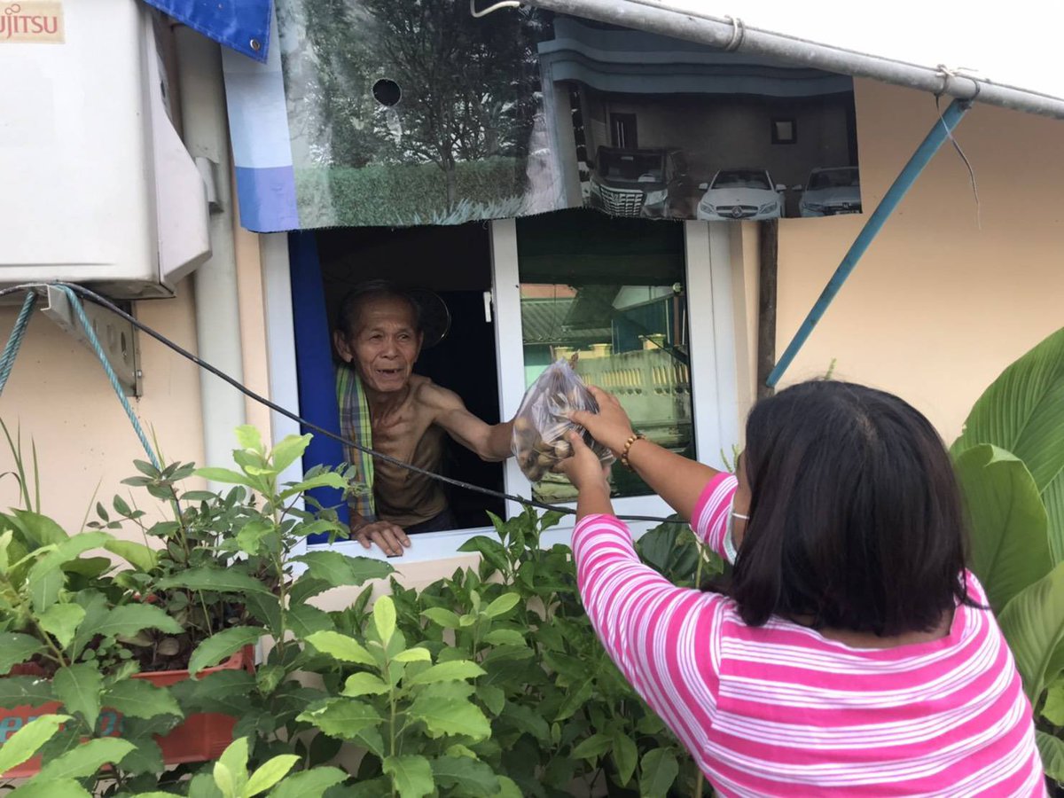 Thavisin's tweet image. ทีมเอาลำไยที่เราซื้อมา 12 ตันแบ่งไปให้ชุมชนรอบโครงการแสนสิริโซนรามคำแหง วัชรพล ราชพฤกษ์และปทุมธานี เขาเดือดร้อนกันจริงๆ บางบ้านไม่มีเงินซื้ออาหาร คนลำบากในสังคมมีมาก ใครพอมีกำลังช่วยได้ช่วยกันครับ