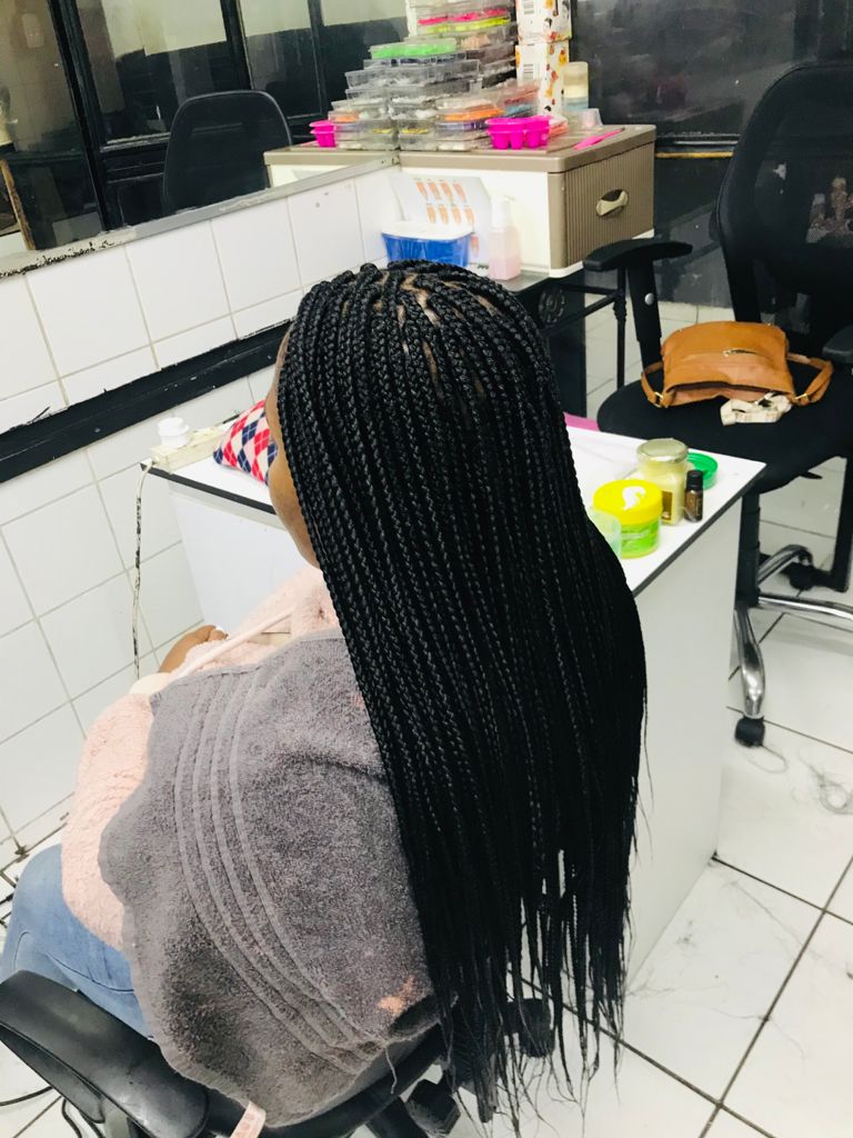 Tinashe41477046's tweet photo. Tinashe hair style hey friend I do box braid R450 includes my hairpieces I am based in braamfontein 37Jorissen street call or whatsapp me 0719794514 #GirlTalkZA #GirlTalkZA #BRAAMFONTIEN #BRAIDS #knotlesbraid #lasiwe https://t.co/JokORVZnok