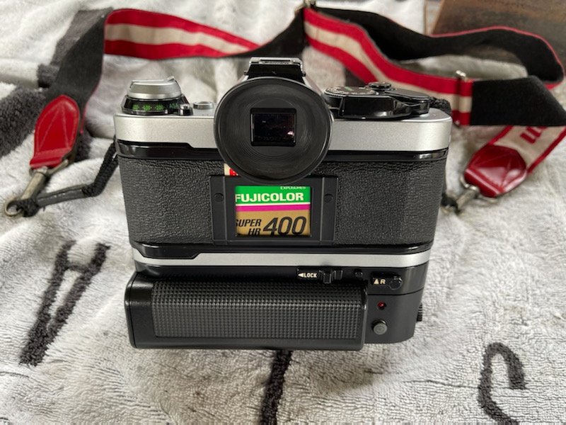 laboratorio_fmm's tweet photo. 懐かしいのが出てきました。40年くらい前に買った物かな。
キヤノンAE-1PROGRAM モータードライブ付きです。
シャッターは切れる、モータードライブはどうだろうか。
#藤永製作所株式会社 #AE1PROGRAM
#ロードバイク #クロモリ #駐輪システム #自転車の駅 #しずおかサイクルシティ #YK #SS1 #STT1 https://t.co/3oIkfER4ax
