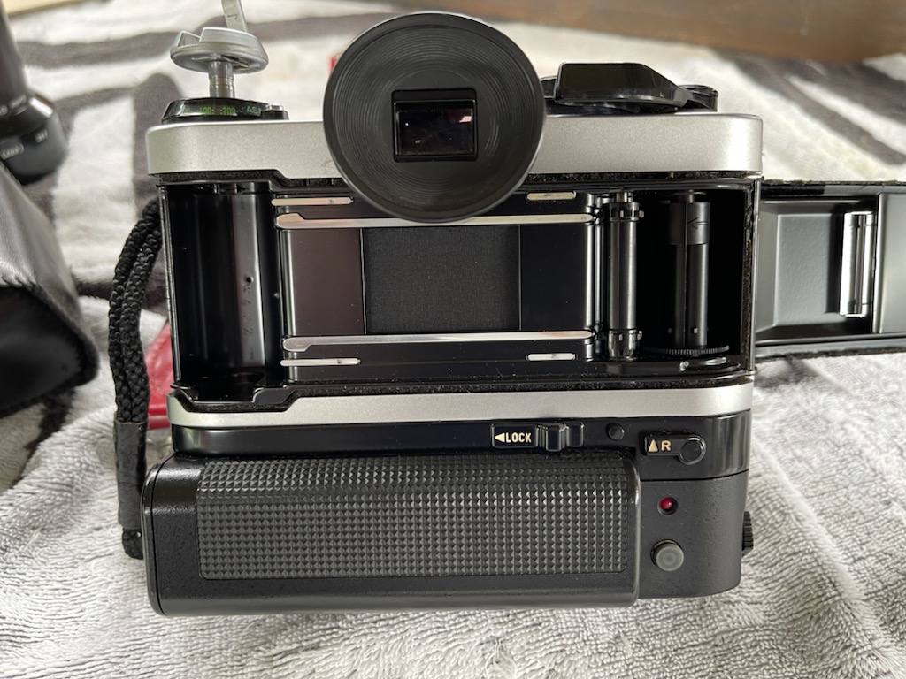 laboratorio_fmm's tweet photo. 懐かしいのが出てきました。40年くらい前に買った物かな。
キヤノンAE-1PROGRAM モータードライブ付きです。
シャッターは切れる、モータードライブはどうだろうか。
#藤永製作所株式会社 #AE1PROGRAM
#ロードバイク #クロモリ #駐輪システム #自転車の駅 #しずおかサイクルシティ #YK #SS1 #STT1 https://t.co/3oIkfER4ax