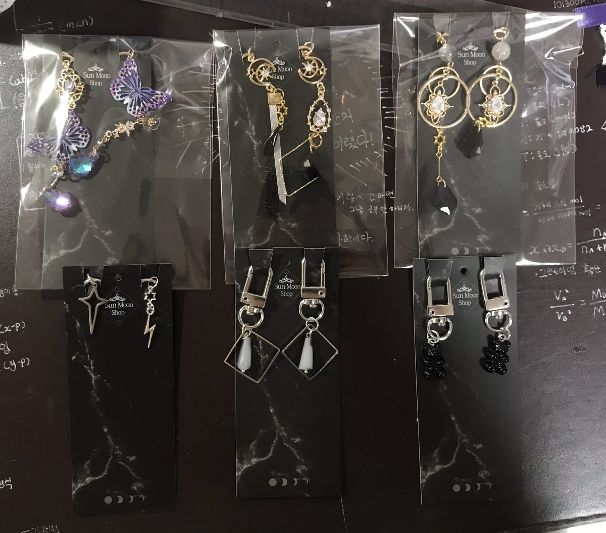 해달샵(<a href="/Sunmoon_shop16/">🔶️해달shop //5서코(BI04~05),부코,일페,명조2주년 참가/</a>)에서 온 감초 박스! 존버와 존버 끝에 드디어 감초박스 구입에 성공했습니다…. 사랑스럽고 예쁜 나비달린 키링도 있고…. 흑마법 문양 닮은 친구도 있고 맛있어 보이는() 감초젤리 하리보도 와서 기분이가 좋습니다. 캬하학캬하학