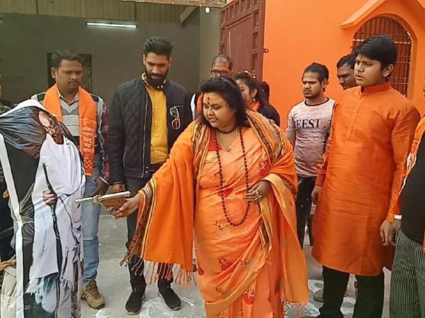 riz1ahamed's tweet photo. #TelSastaKarModi #RejectBJP_SupportFarmers

👇👇
Godi Media talking every day on #TalibanTerror 

But what about #SanghiTerror in our Country?? https://t.co/oFdcm0pUGL