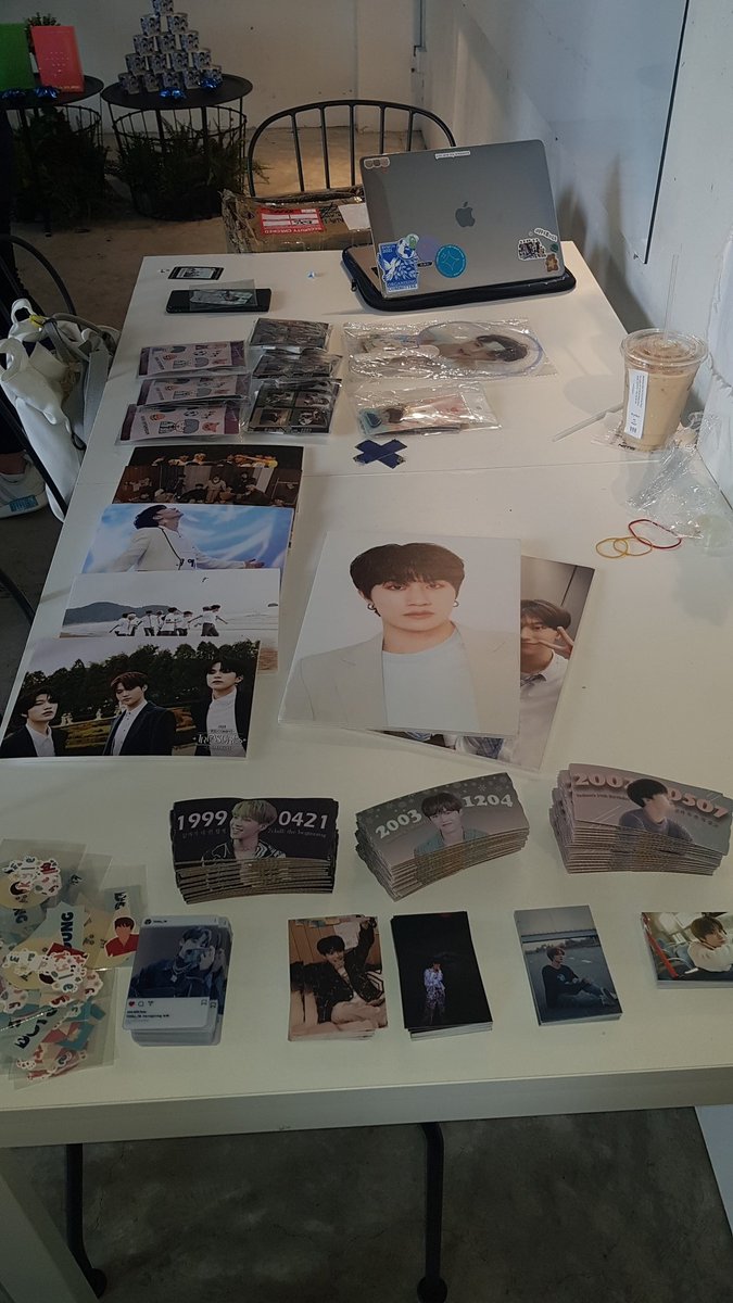 990421_chs's tweet photo. cupsleeves, pcs, foamboards and sticker set from the @7CHILL_TB , @byd_solis @winter4dobby are all free to take on the first table!

fanpacks from the previous events arr also for sale! https://t.co/tsB9iWMbKA