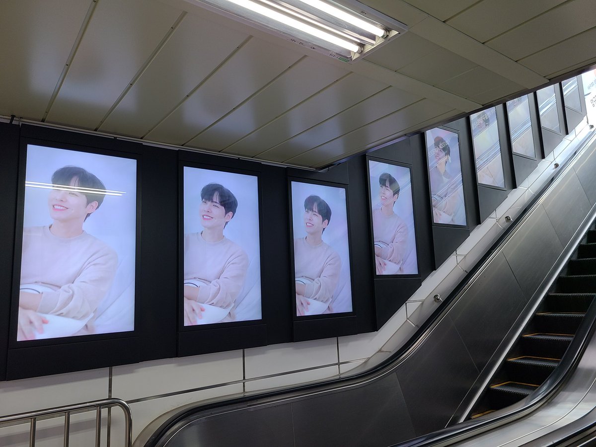 dohafan_union's tweet photo. ’𝘋𝘦𝘢𝘳. 𝘔𝘺 𝘚𝘪𝘥𝘦’
음원 발매 기념 디지털 포스터 광고 

🗓 8.21 - 9.06 
🚇 신사역 1번, 8번 출구 

#박도하 #parkdoha #dearmyside #광고 #신사역 #디지털포스터 https://t.co/r5Rs8qKRB8