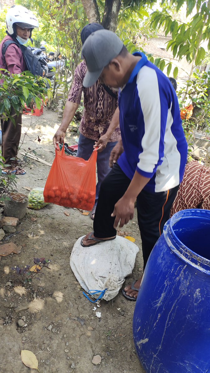 Syawaludin3687's tweet photo. Titik ke 6 dr 12 titik dalam Toure kemerdekaan dan kemandirian petani ada di Ngawi alias LumbungBumi kota Wira

Hr ini kita ngegass bareng2 sedulur bikin 3 resep jamu bumi dr 63 rumus jamu bumi lainnya, naik kelas bertahap biar gak gendeng 😁😁😁 https://t.co/djTPwamVaY