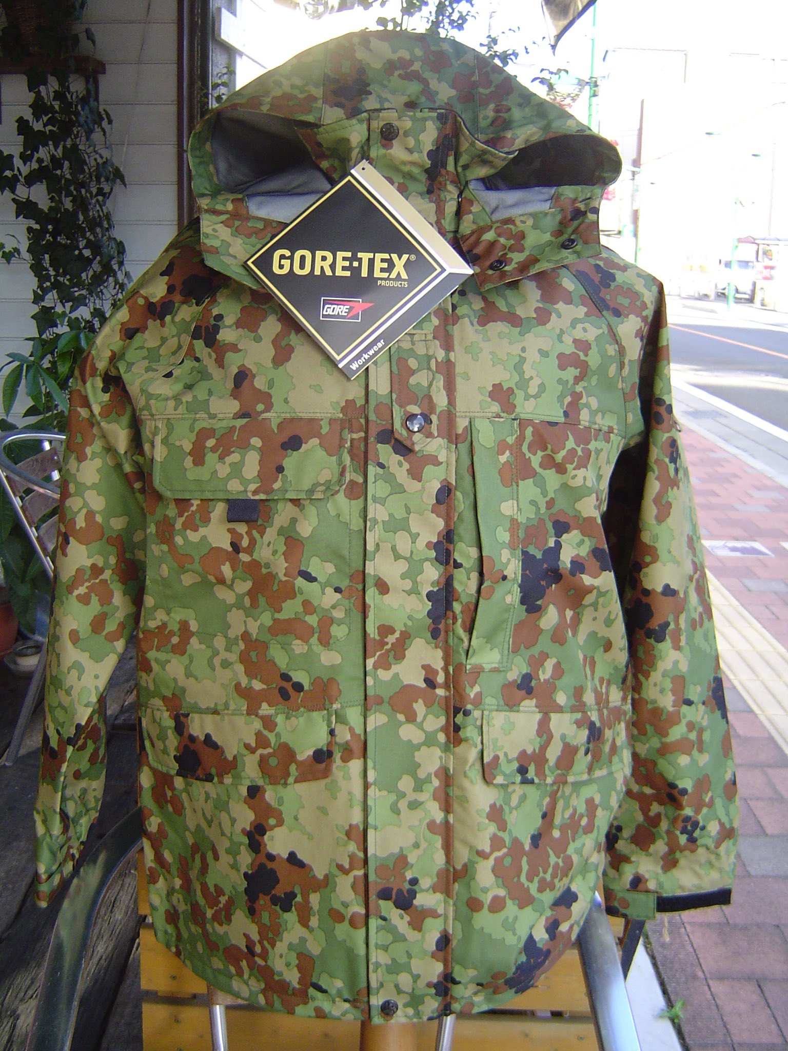 新品未使用。モンベル×自衛隊 GORE-TEXカモワッチレインスーツ