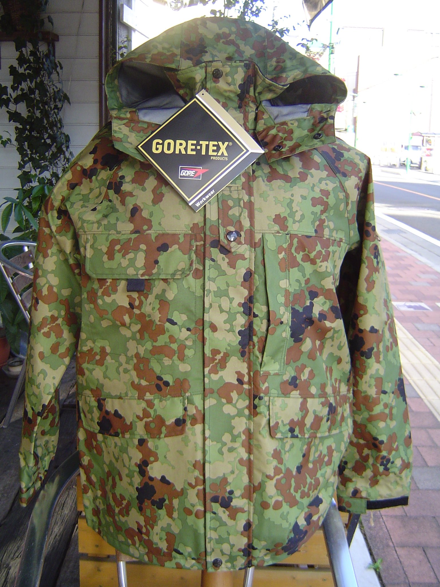 完新品!! 陸上自衛隊 迷彩柄 GORE-TEX（ゴアテックス） スーツ