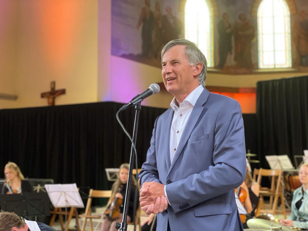 KunstCultuur's tweet photo. Opening #GoClassic door gedeputeerde Cees Bijl van @ProvDrenthe. Jongeren presenteren voor volle zaal wat zij de afgelopen twee dagen onder professionele leiding hebben geleerd. #talentontwikkeling #masterclassesklassiek #festivalveenhuizen https://t.co/xC5HVQqkrb