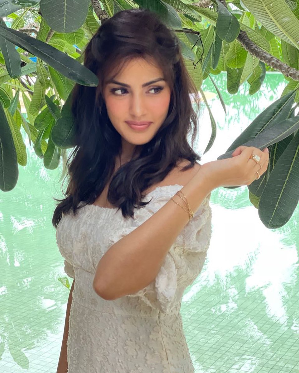 Tweet2RheaFan's tweet photo. In the now 🦋 @Tweet2Rhea

#theshootlife  #rheality #behindthescenes 

Makeup and hair by my fav @shaanmu 💗 https://t.co/T3UoVXDd8I