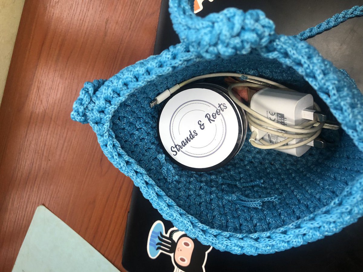 StrandsandRoots's tweet photo. Fits perfectly well into your bag for your washday at the salon.

Have a happy washday today.😊

Here’s how you can order:

1. Phone Call: 0504978185
2. WhatsApp: 0240223891
Or you can send us an email on: strandsandroots@gmail.com https://t.co/FP2VDEee4E