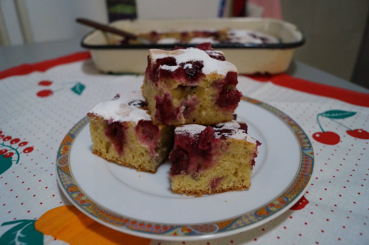 Cherry cake is an unsurpassed classic, and so easy to make! Take a look how:
youtu.be/Ay6-XlBpKW0