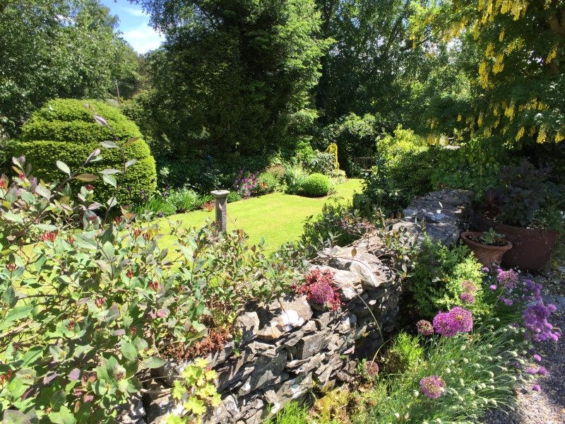 FELL YEAT #kirkbylonsdale &amp; <a href="/CrumbleCottages/">Crumble Cottages</a> are open tmrw Sun 22nd -just search for details at ngs.org.uk <a href="/LDRwaves/">Lake District Radio</a> #cumbria a better weather forecast for you to get out and about -teas @ Crumble Cottages &amp; plants for sale @ Fell Yeat 😀