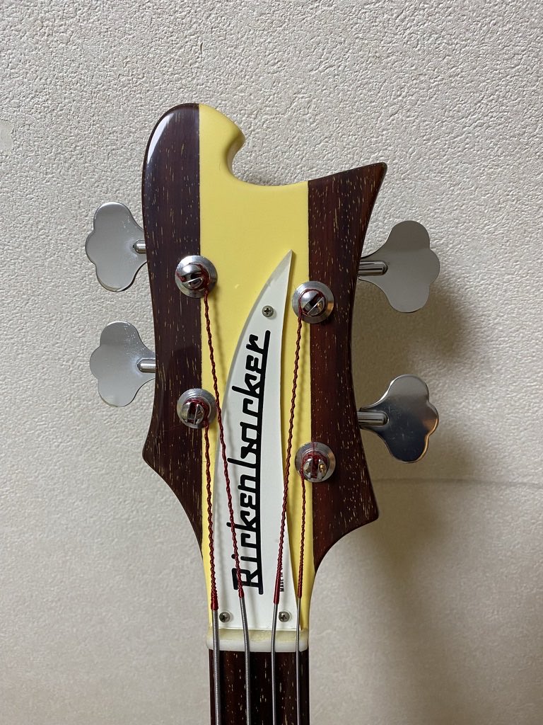 albomarginata's tweet photo. 確か1991年に1,000本限定で作られたChris Squire Limited edition。並行輸入品。鑑定書では50番台なのでかなり最初の頃の個体。LotoのSwing Bassを張るとあの音が出る。(あの音しかしない笑)
#誰も持ってなさそうな機材を晒す
#mybass https://t.co/OM2StOBseR