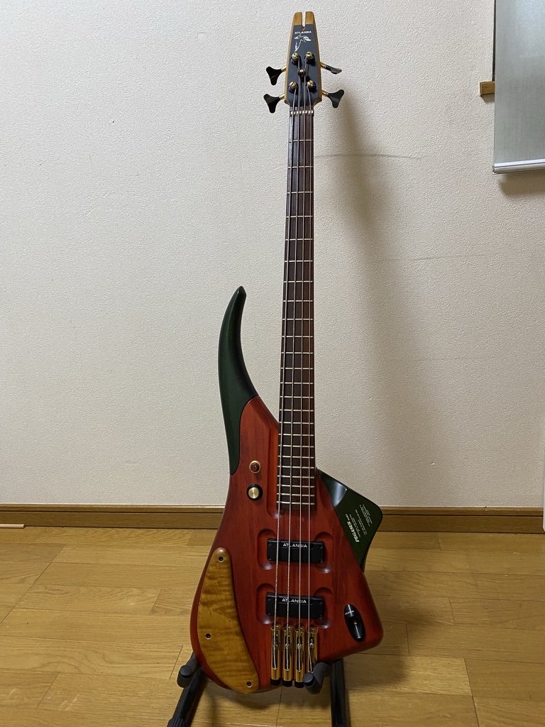 albomarginata's tweet photo. これもありそうであまり見ないので。AtlansiaのPegasus。アトランシアの中では安い方だが見た目よりもバランスが良くて弾きやすい。これはという音を出すのが難しくてなかなか弾き手を選ぶベース。
#誰も持ってなさそうな機材を晒す
#mybass https://t.co/r27VuhL7Ak