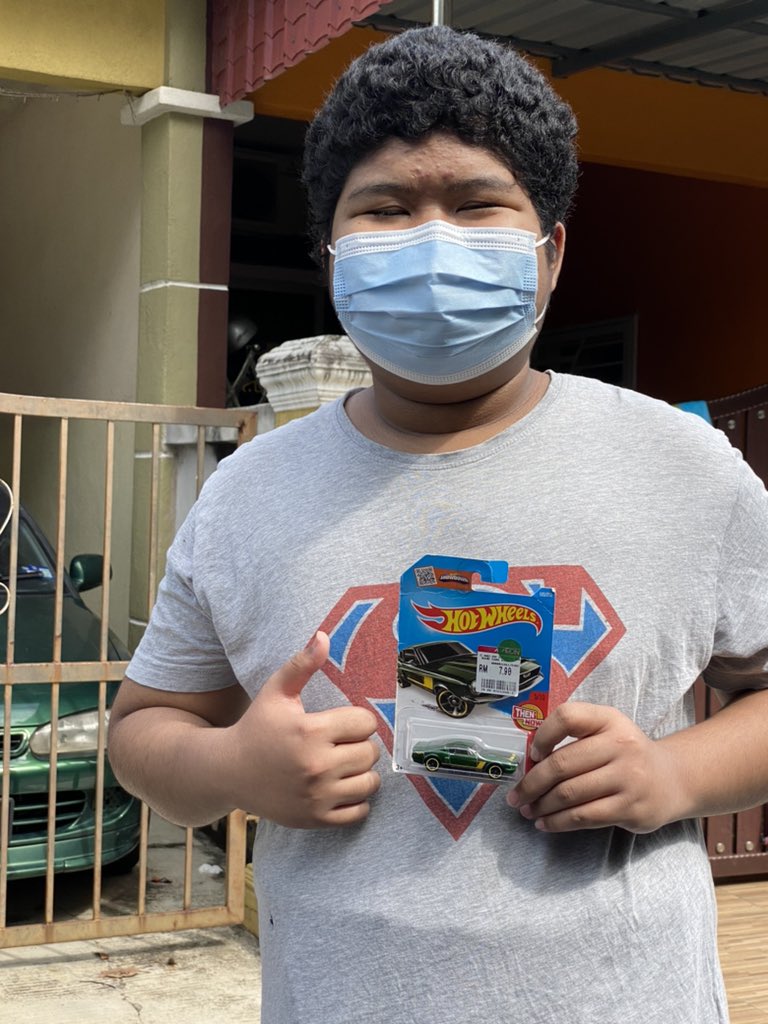 Teacher rewards diligent online class student with a Hot Wheels car and melts hearts online
