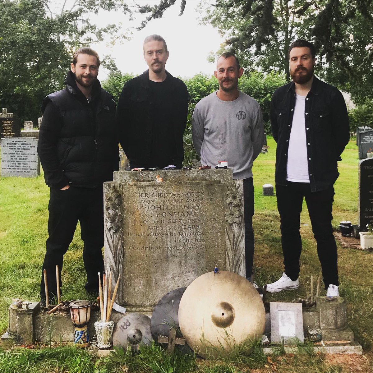 A proud & special moment to share with the band. Paying our respects to John Bonham of @ledzeppelin 🥁 🇬🇧 🙏 LJ
_
@ledzepnews @LedZeppelinNews @johnbonhamdrums @LudwigDrums_UK @LudwigDrumsHQ