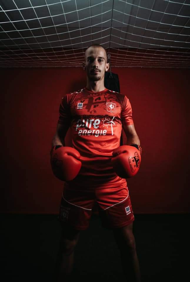 nosurrender65's tweet photo. Wat heerlijk dit ♥️
Deze club is ware liefde @fctwente
#inloopshirts #fctwente #vakp https://t.co/6L04NulS0V