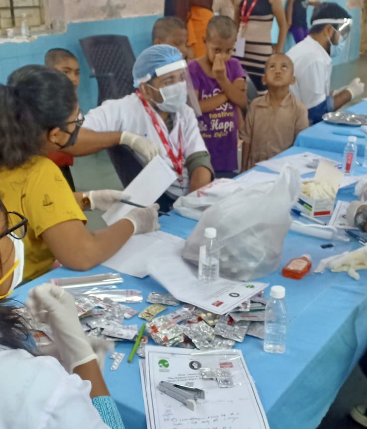 meds_for_more's tweet photo. Our NGO partners, @switchindiaorg, conducted a paediatric health checkup camp at a Children’s Home in Mankhurd, Mumbai. Over 70 children were examined and prescribed medicines which were made available from the donations collected by #MedsForMore 

 #volunteering #service #donate https://t.co/vvtFoLJtWK