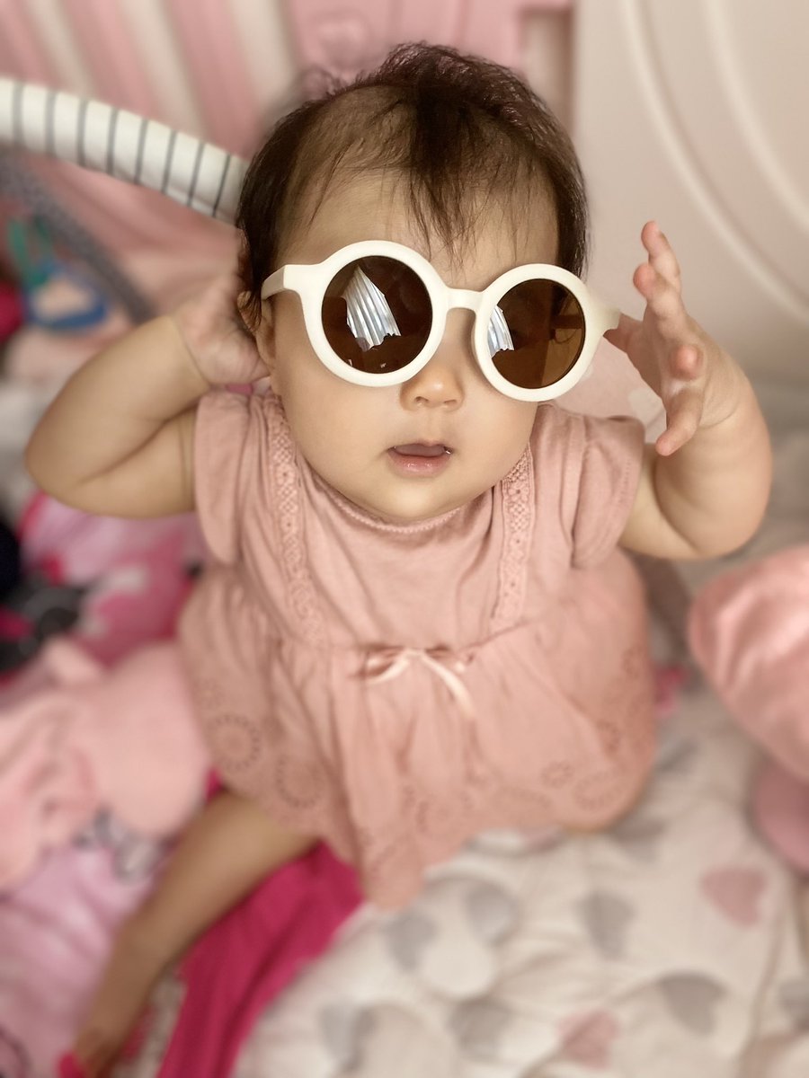 WdMarinn's tweet photo. @iviv_shopさんからプレゼント企画で頂きました🕶ありがとうございます♡まだ少し大きいけど可愛い〜❤︎これをかけて来年は海に行けるといいな🏖にしても髪の毛整えてあげればよかった笑　ボサボサヘア〜

#生後半年
#赤ちゃん
#ベビー
#���ングラス
#プレゼント企画 https://t.co/YhSx6fMOZ3