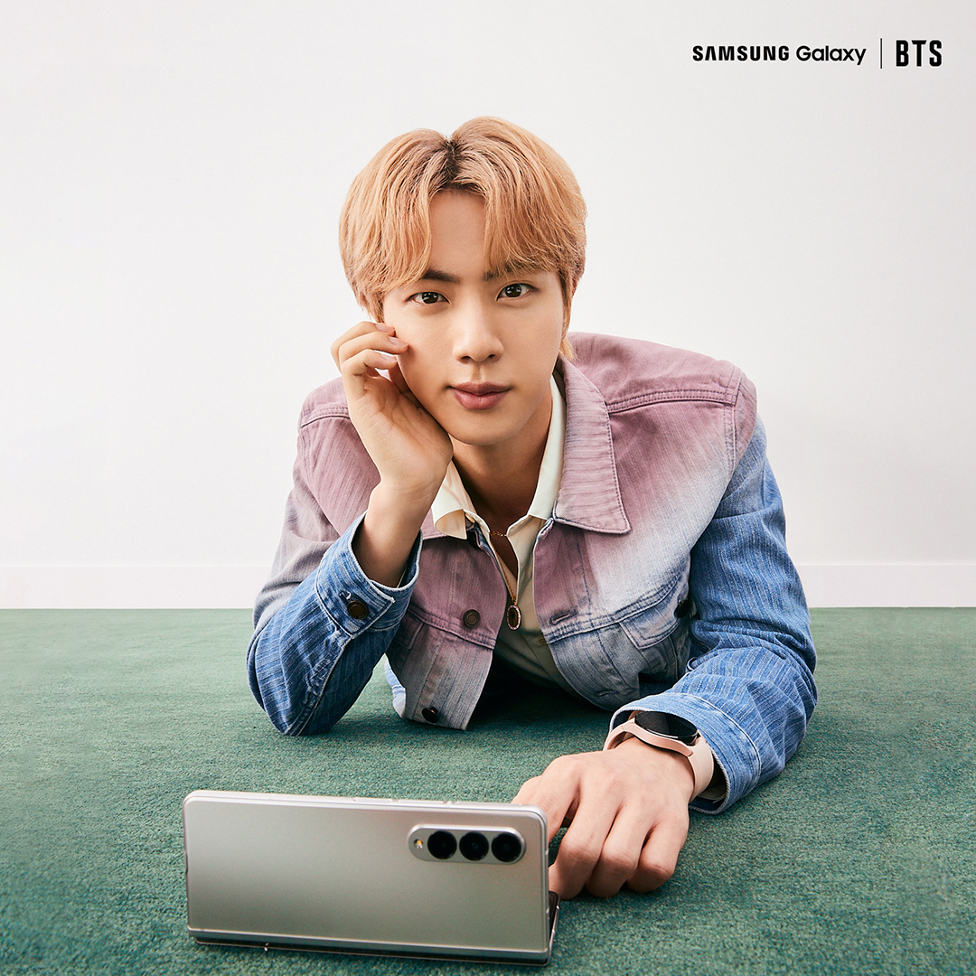 #Jin found a new way to stay connected with the #GalaxyZFold3.
#GalaxyxBTS @BTS_twt

Learn more: smsng.co/GalaxyZFold3