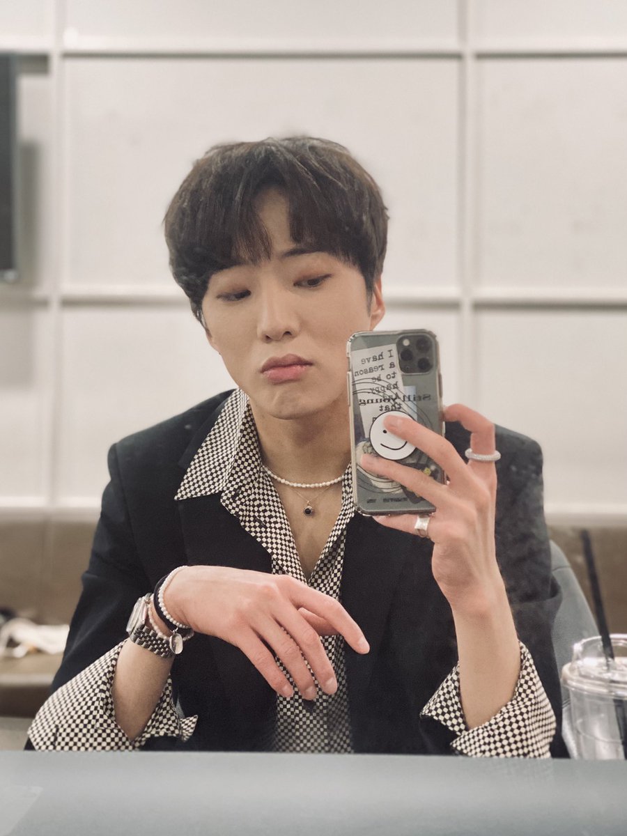 official__yoon's tweet photo. 오늘 새가수 하는 거 잊지 않으셨죠?👍🏻 https://t.co/DPg4CxNzCy
