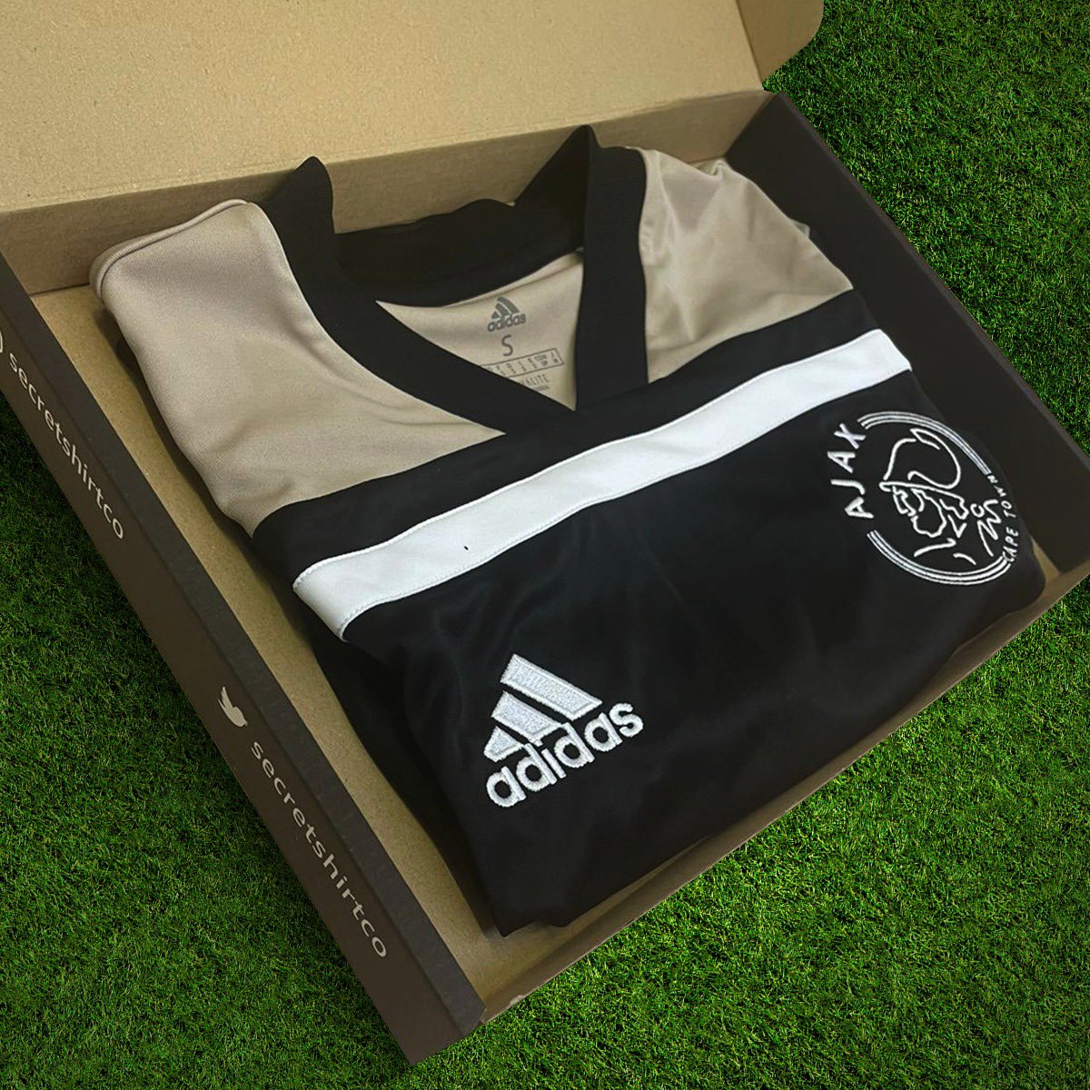 secretshirtco's tweet photo. If Manchester City score 2+ goals vs Norwich today we’ll giveaway a https://t.co/0dDyzv85B2 box 📦

To enter 👇

🔄 Retweet this tweet
🤝 Follow us

Good luck! https://t.co/0MU6ozSieS