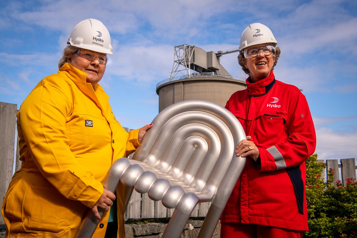 AasheimHilde's tweet photo. Det er alltid moro å vise frem vår industri til interesserte politikere. I går var jeg på Husnes og møtte Erna Solberg og Trygve Slagsvold Vedum. Hydro Husnes er et fantastisk eksempel på samspillet mellom industri, næringspolitikk, kompetanse og arbeidsplasser. https://t.co/Q9iSTD1MUb