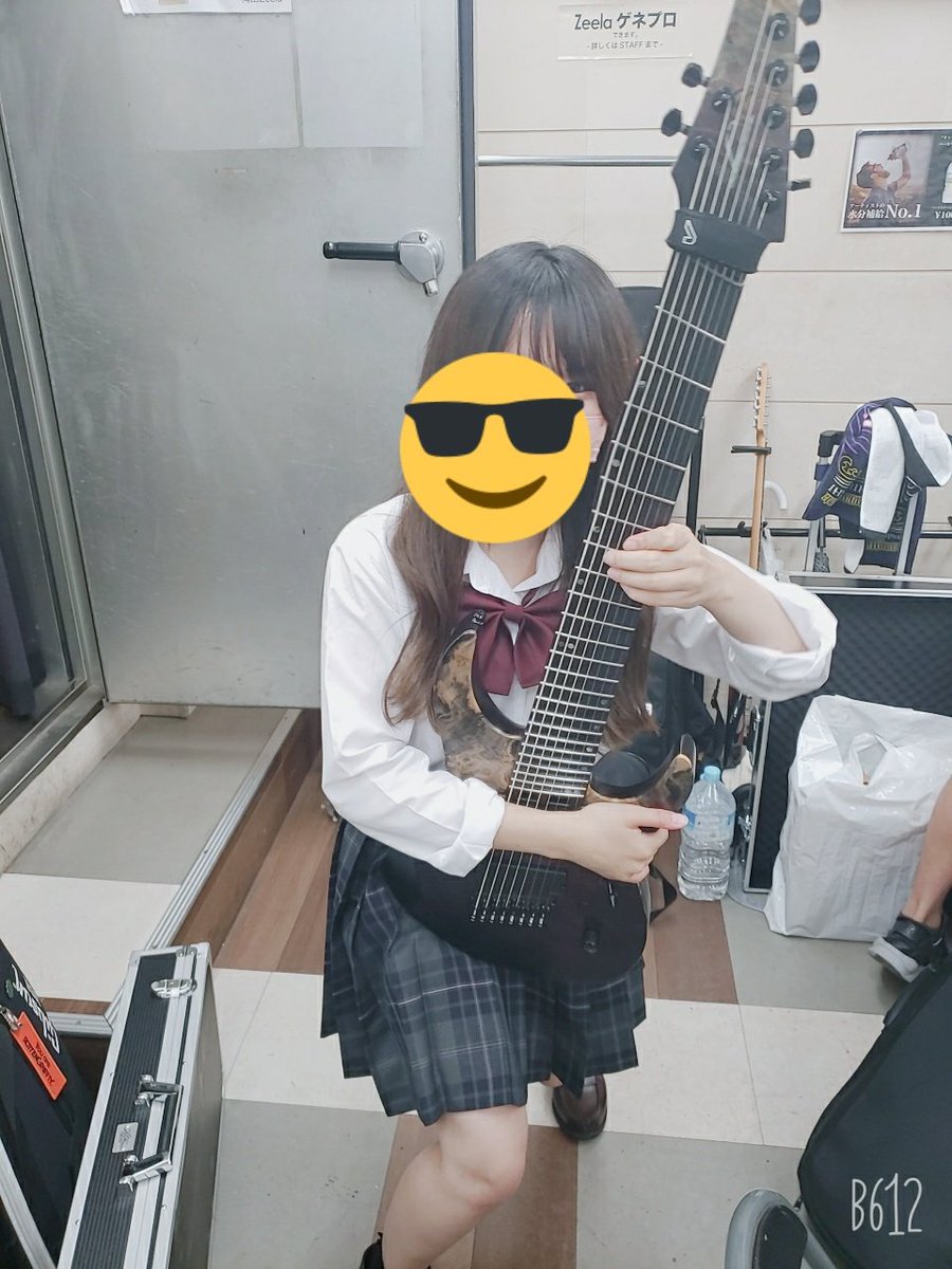 Hinata_8strings's tweet photo. やばいjkおった https://t.co/6lTvKuSj88