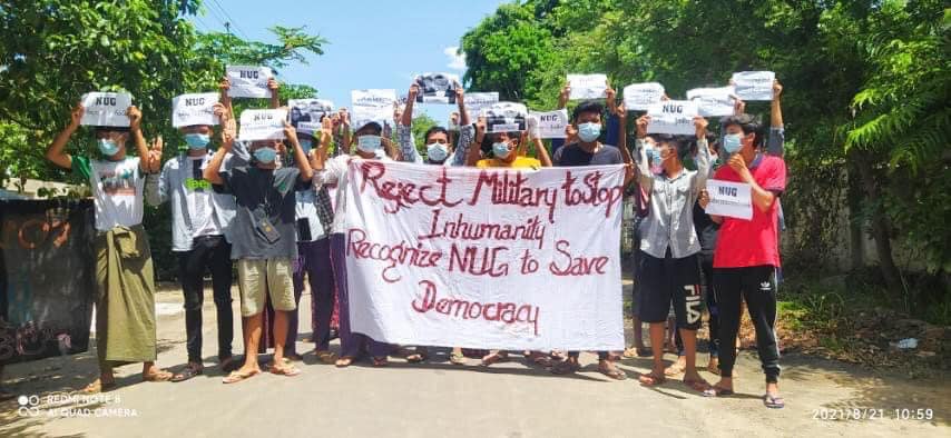 IrrawaddyNews's tweet photo. Students showed their support for the parallel National Unity Government (NUG) while chanting anti-regime slogans on Saturday in Monywa. 

(Photo: MGSC) 
#WhatsHappeningInMyanmar https://t.co/nFxsMLLUAw