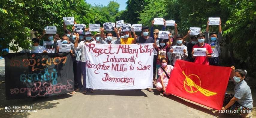 IrrawaddyNews's tweet photo. Students showed their support for the parallel National Unity Government (NUG) while chanting anti-regime slogans on Saturday in Monywa. 

(Photo: MGSC) 
#WhatsHappeningInMyanmar https://t.co/nFxsMLLUAw