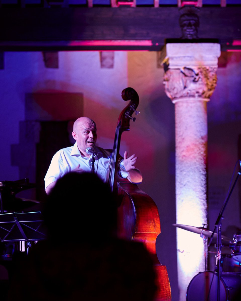 AjSitges's tweet photo. 🎷El jazz de la banda #Retrio formada per Òscar Ferret (piano), Josep ‘Pinyu’ Martí (bateria) i Joan Pinós (contrabaix) va tornar a sonar al Racó de la Calma amb una actuació dedicada a la #FMsitges21
Activitat organitzada per @museusdesitges https://t.co/6EbJUlDar9
