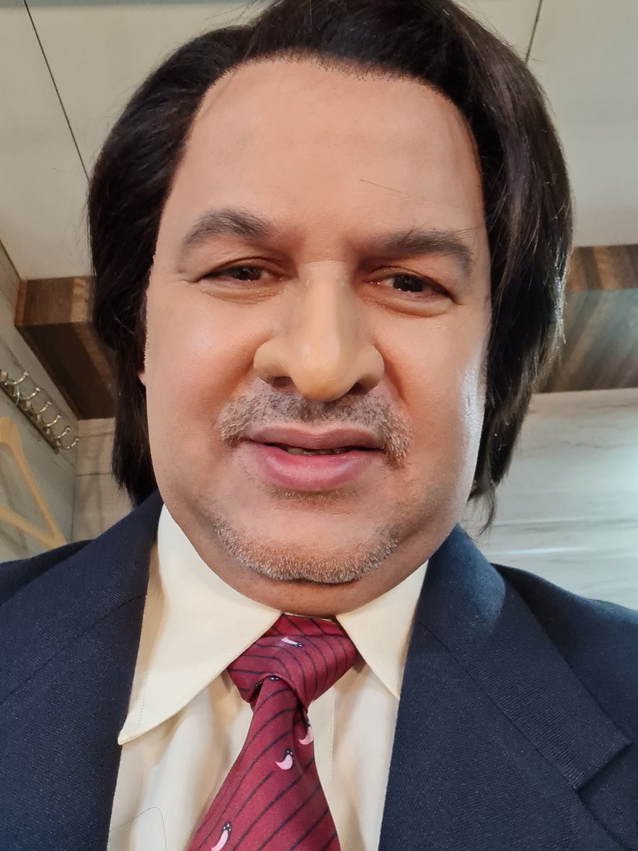 Rameez bhai getting ready for the man of the match ceremony <a href="/SonyLIV/">Sony LIV</a> #ChaloKoiBaatNahi <a href="/amitandon/">Amit Tandon</a> @gkhamba insane gag 🤣🤣🤣🤣🤣🤣