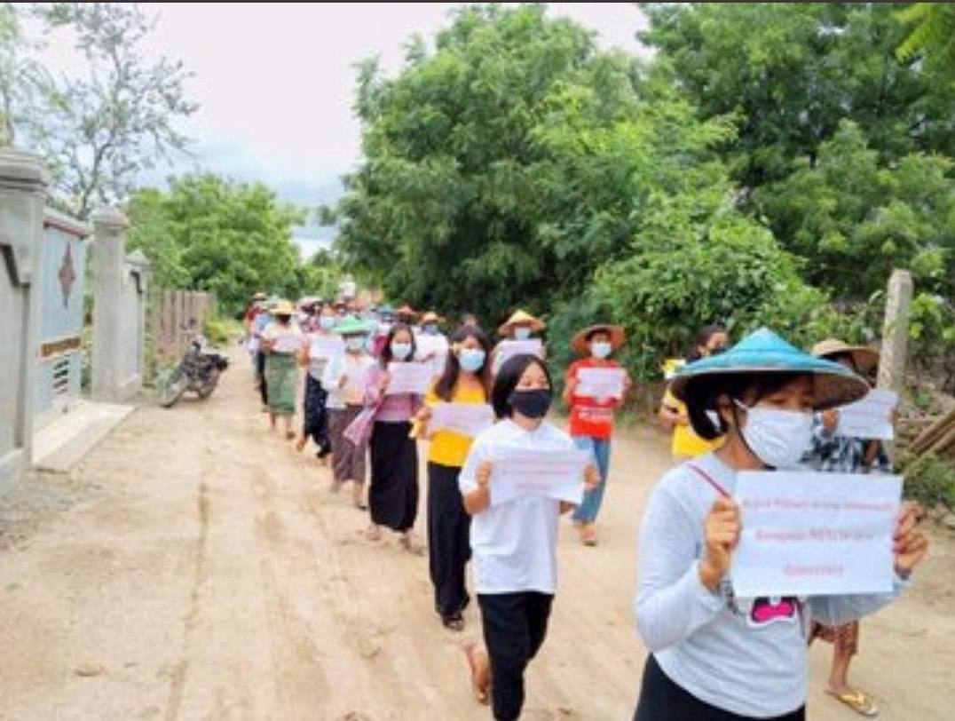 OhnLay4's tweet image. Protesters from #Yinmarpin &amp;amp; #Salingyi Townships banded together to stage a rebellion against the military dictatorship. RECOGNIZE NUG TO SAVE DEMOCRACY #Aug21Coup  #WhatsHappeningInMyanmar