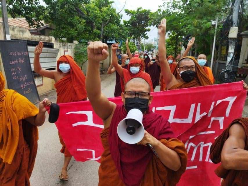 OhnLay4's tweet image. The Mandalay Sangha Union Strike marched on the road to protest the military coup, ignoring the Military Council's firing order. RECOGNIZE NUG TO SAVE DEMOCRACY #Aug21Coup  #WhatsHappeningInMyanmar