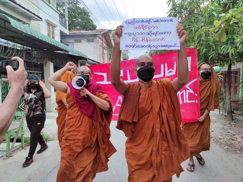 OhnLay4's tweet image. The Mandalay Sangha Union Strike marched on the road to protest the military coup, ignoring the Military Council's firing order. RECOGNIZE NUG TO SAVE DEMOCRACY #Aug21Coup  #WhatsHappeningInMyanmar