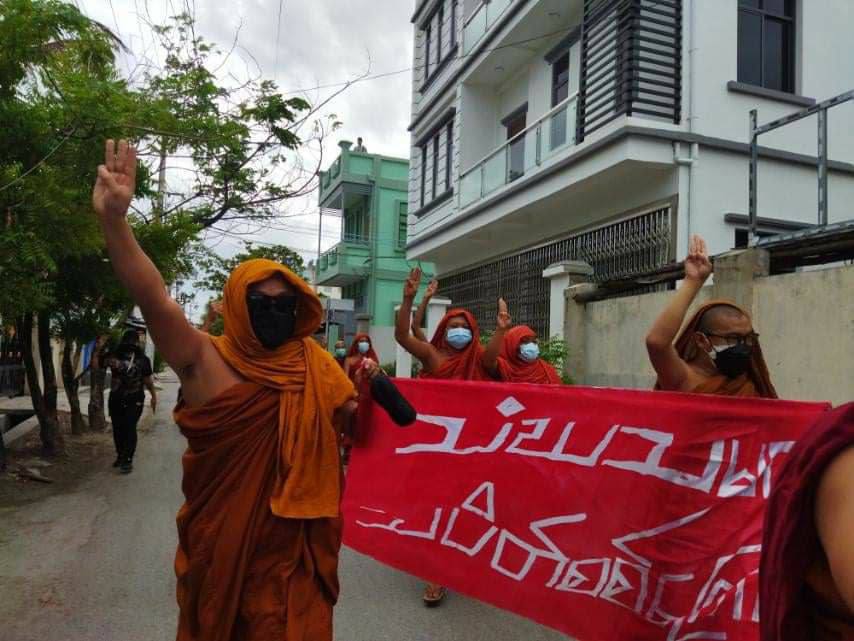 OhnLay4's tweet image. The Mandalay Sangha Union Strike marched on the road to protest the military coup, ignoring the Military Council's firing order. RECOGNIZE NUG TO SAVE DEMOCRACY #Aug21Coup  #WhatsHappeningInMyanmar