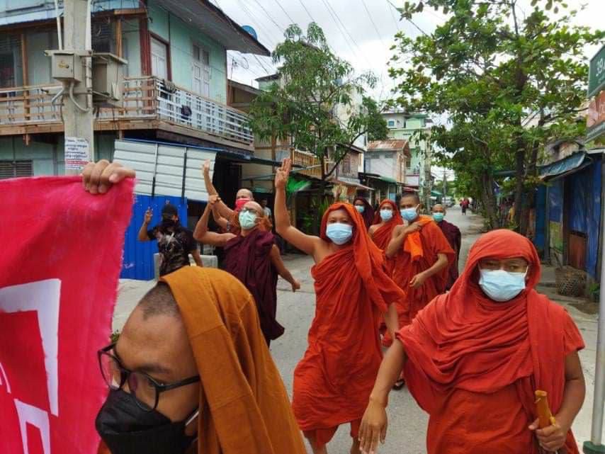 OhnLay4's tweet image. The Mandalay Sangha Union Strike marched on the road to protest the military coup, ignoring the Military Council's firing order. RECOGNIZE NUG TO SAVE DEMOCRACY #Aug21Coup  #WhatsHappeningInMyanmar