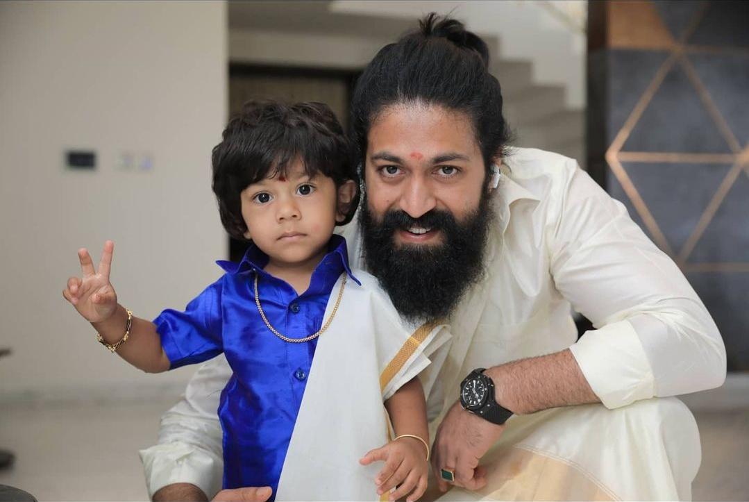 YashTNFC's tweet photo. #Yash &amp; #RadhikaPandit's #Varamahalakshmi festival pics.

#KGFChapter2 #YashBOSS #KGF2 https://t.co/fm3FN4DZO3 https://t.co/0ZPChEhlfn