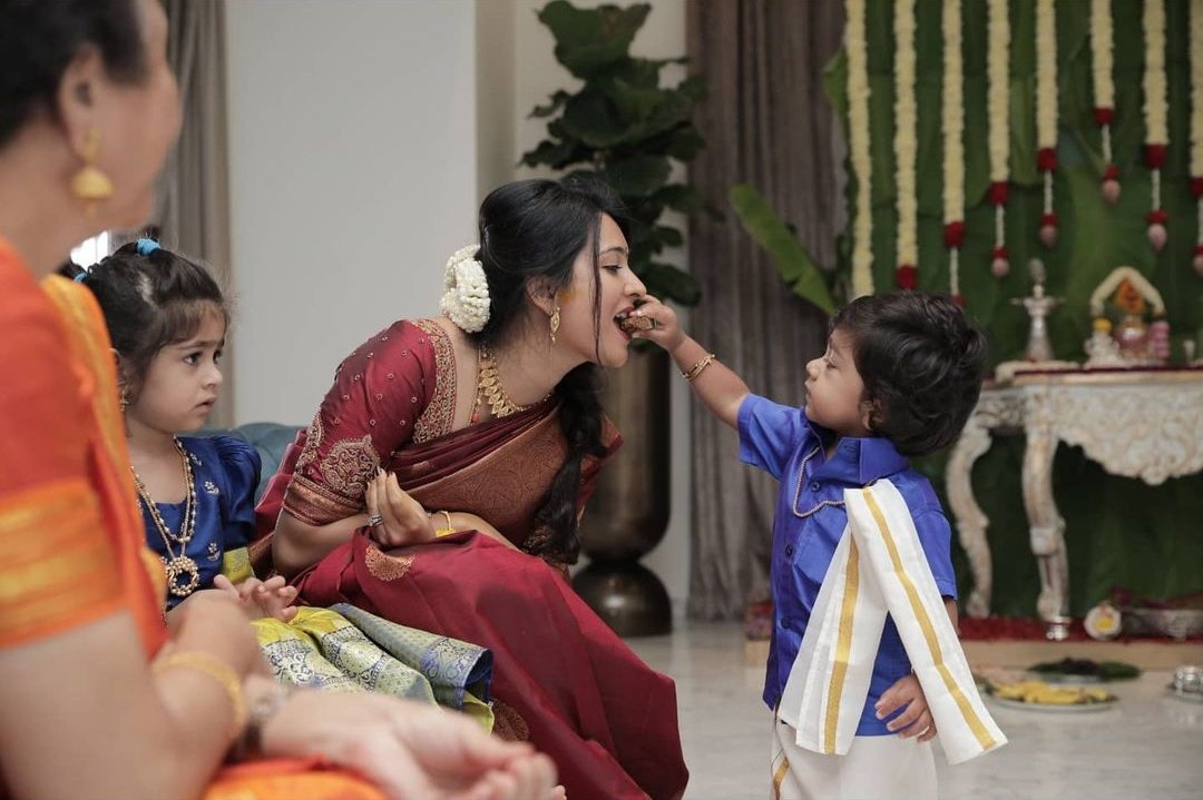 YashTNFC's tweet photo. #Yash &amp; #RadhikaPandit's #Varamahalakshmi festival pics.

#KGFChapter2 #YashBOSS #KGF2 https://t.co/fm3FN4DZO3 https://t.co/0ZPChEhlfn