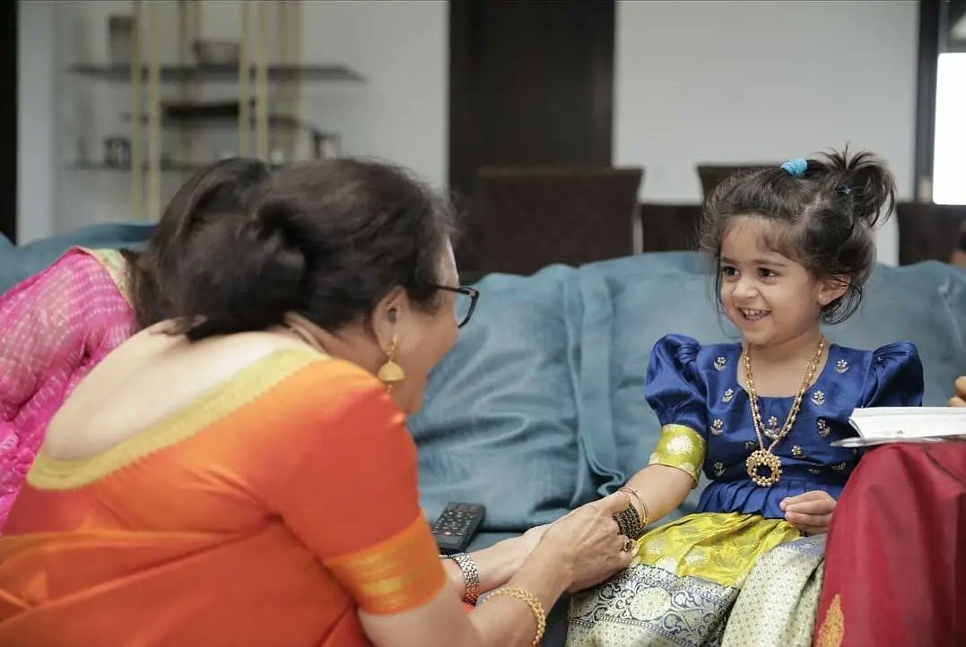 YashTNFC's tweet photo. #Yash &amp; #RadhikaPandit's #Varamahalakshmi festival pics.

#KGFChapter2 #YashBOSS #KGF2 https://t.co/fm3FN4DZO3 https://t.co/0ZPChEhlfn