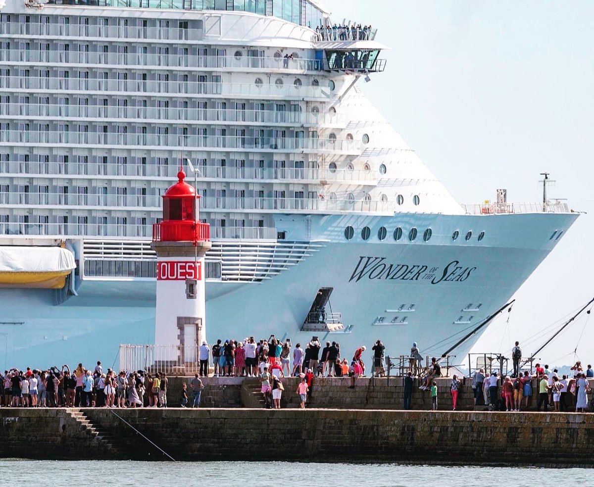 Première sortie du plus grand paquebot du monde pour des essais vendredi 20 août à Saint-Nazaire. Le Wonder of the seas a été commandé aux Chantiers de l’Atlantique par la compagnie américaine Royal Carribean. #cruise #paquebot #saintnazaire